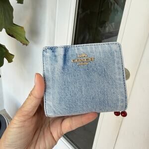 NWT Coach Snap Wallet In Loved Denim With Charm CEC35 denim/Gold/Light Indigo